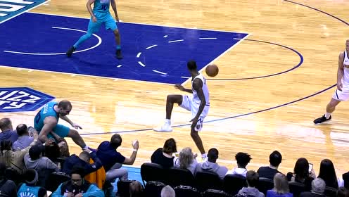 【NBA集錦】飛來(lái)橫禍 場(chǎng)邊女士被澤勒撞到隊(duì)醫(yī)立即查看