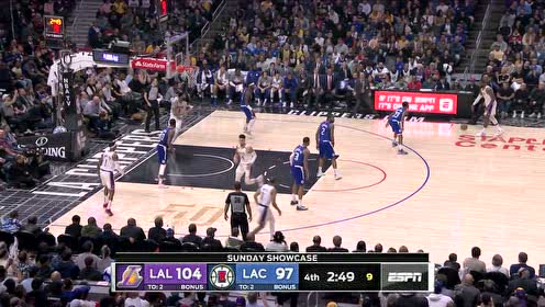 【NBA集锦】三人合围之下连线浓眉双手背扣! 老詹一人就冲开了对手整条防线