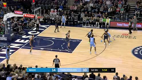 【NBA集錦】里德將烏切維奇晃飛 直殺籃下單臂炸筐
