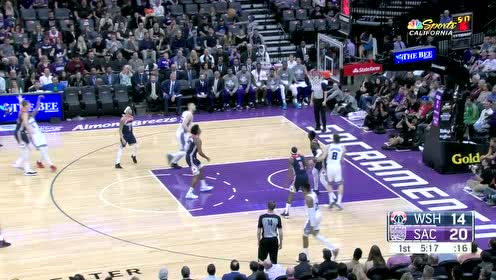 【NBA集锦】斜刺里杀出个程咬金 莱恩一飞冲天单臂补扣