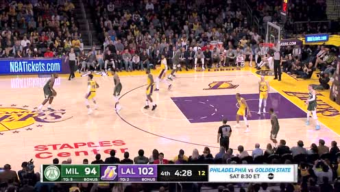 【NBA集锦】字母哥双腿触地反向扭转 画面触目惊心所幸没有受伤