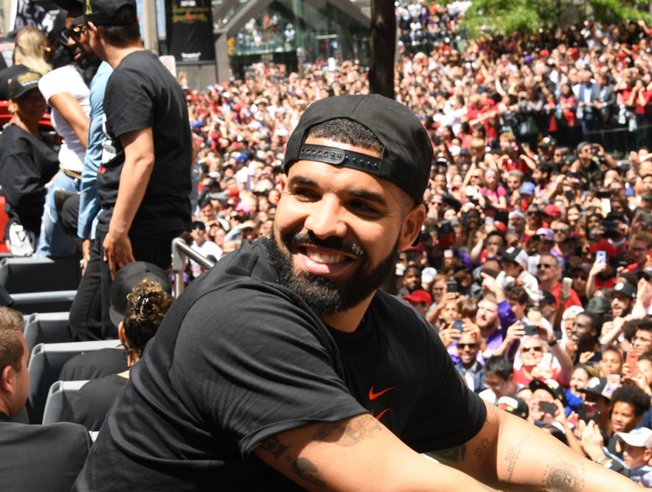 德雷克在多倫多的豪宅設有nba大小的球場球衣館