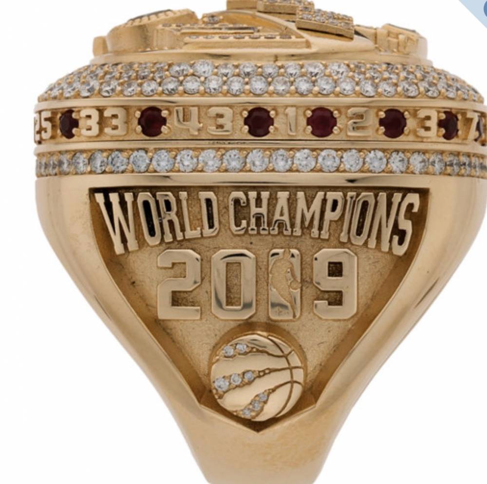 名记一枚猛龙总冠军戒指拍卖以63000美元的价格成交