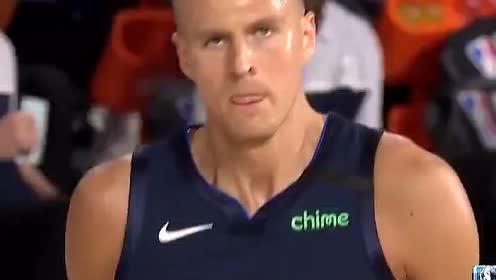 【NBA集锦】面对霍福德防守 波尔津吉斯完成漂移强投