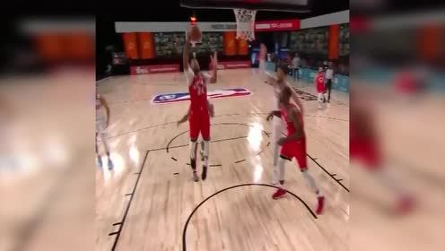 【NBA集锦】鲍威尔生突篮下飞身暴扣 布克惨当脚踝终结背景板