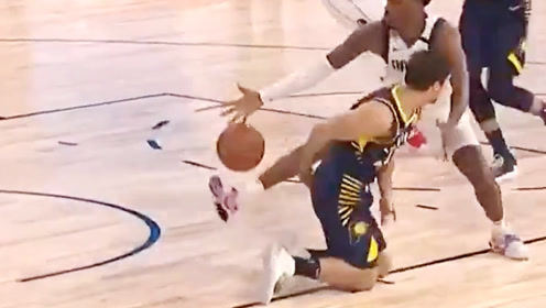 【NBA集锦】小伙伴们都惊呆了!麦康奈尔不慎滑倒 跪地送出神级背传