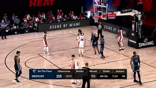 【NBA集锦】温斯洛拄拐来到现场 与热火老队友们场边谈笑风生