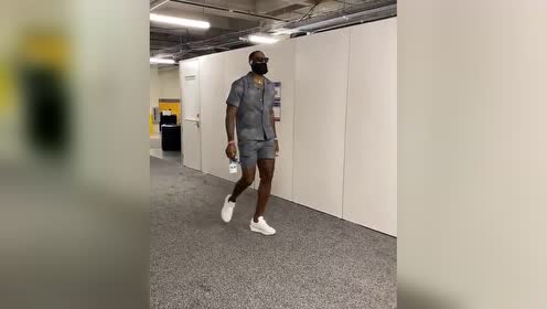 【NBA集錦】大戰(zhàn)在即 詹姆斯小卡抵達(dá)賽場