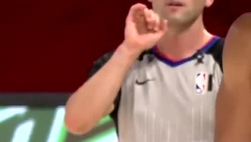 【NBA集锦】裁判都替你捏把汗!东契奇捡球被轨道摄像机吓个半死