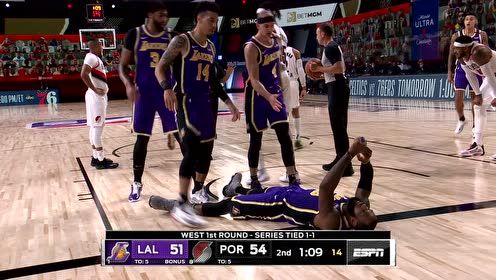 【NBA集錦】什么叫隊內地位？詹姆斯沖擊倒地4名隊友上來攙扶！
