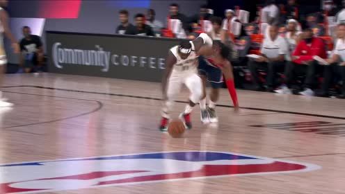 【NBA集錦】這節(jié)奏把握的太老道了！霍勒迪搶斷反擊慢三步上籃打進(jìn)還造成犯規(guī)