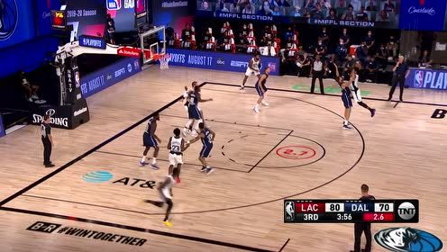 【NBA集锦】泡椒投篮被干扰改传球 祖巴茨接球强硬扣篮