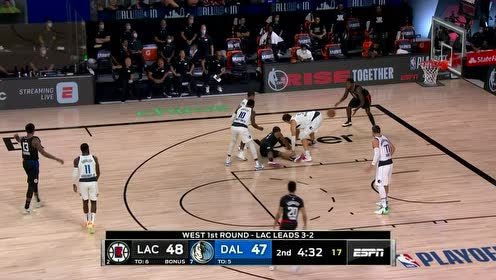 【NBA集锦】这球必然五佳球 莱昂纳德倒地被3人合围送出妙传