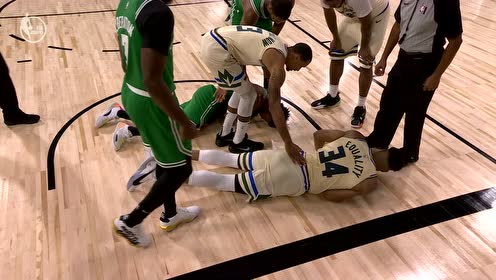 【NBA集锦】对斯马特强硬防守敬礼!字母哥压着聪明哥右臂着地