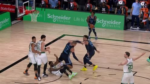 【NBA集锦】可以说是本场最惨的男人 沃克被“圈踢”还赔上防守犯规