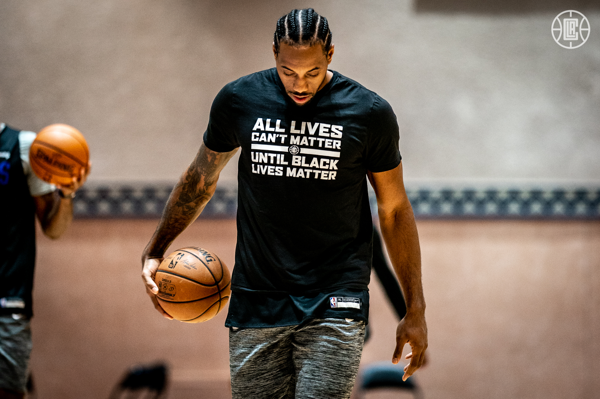 nba各球星站出来抵制美国种族的问题,小卡身穿"blm"t恤训练