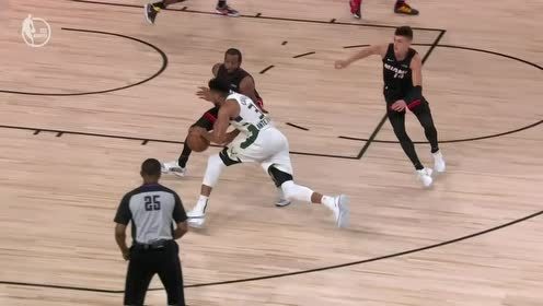 【NBA集錦】字母哥突破遭三人夾擊 重摔倒地仍然緊抱籃球不肯松手