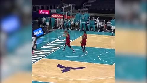 【NBA集錦】視野開闊球感無敵 三球四分衛(wèi)長傳策動快攻四兩撥千斤