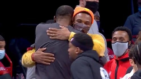【NBA集錦】杜蘭特賽后與韋少交流近1分鐘 歡聲笑語激動相擁！