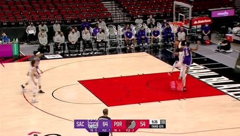 【NBA集錦】直接晃倒防守！賈爾斯風(fēng)騷走位雙臂掄錘砸筐驚艷全場