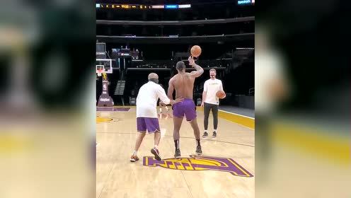 【NBA集锦】詹姆斯赤膊投篮训练 这大腿真粗壮快来抱抱