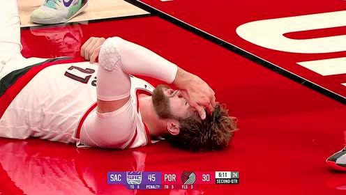 【NBA集锦】看样子是撞疼了！努尔基奇被砸中脑门坐在场边揉脑袋瓜