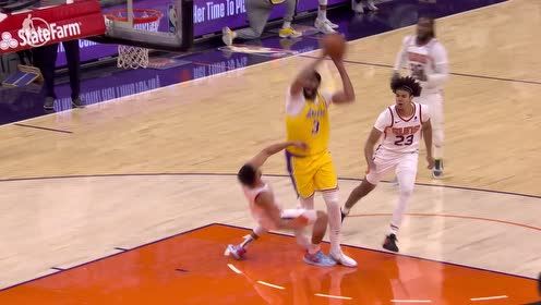 【NBA集锦】布克造犯规弄巧成拙 浓眉强硬打成2+1