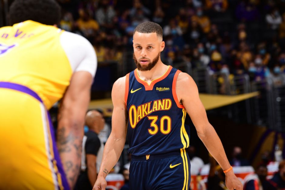 库里爆发角色给力,一人戏耍詹皇,光芒不逊湖人 - 球迷屋