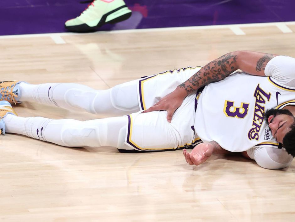 湖人队的戴维斯在第四场比赛中腹股沟拉伤