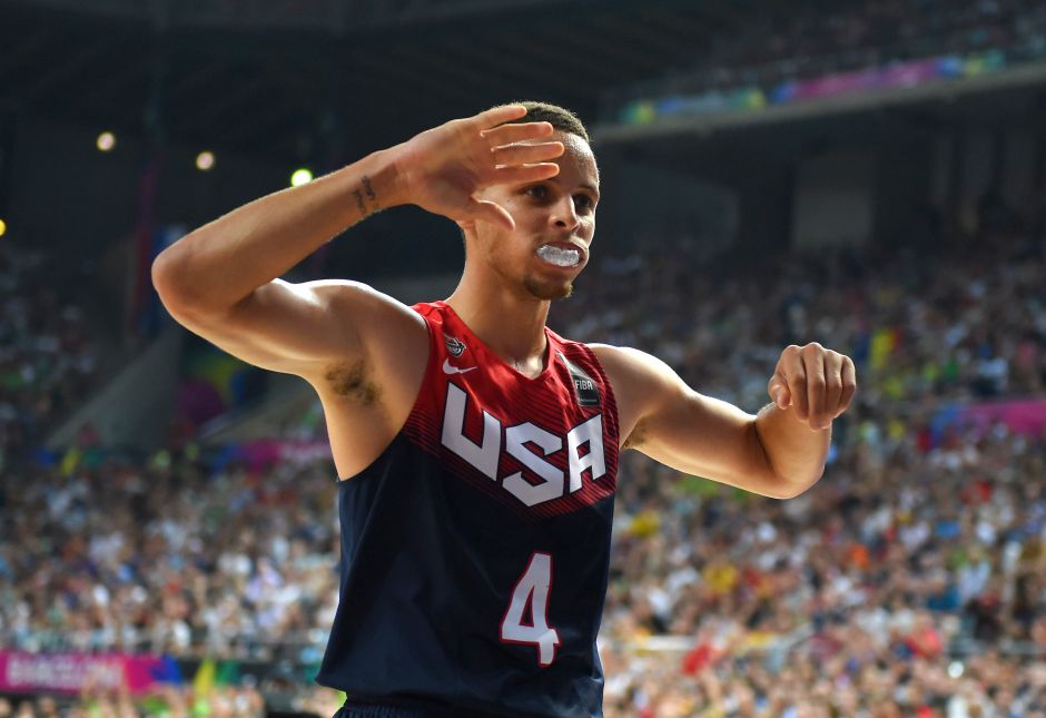 队主教练兼美国队助理教练史蒂夫·科尔对马克·斯坦说,斯蒂芬·库里