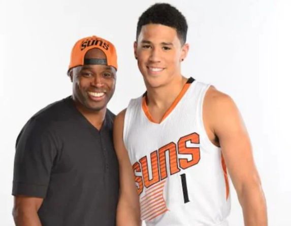 基本上也都是黑人,作为极品白富美的詹娜,似乎并不在意男友家人的肤色