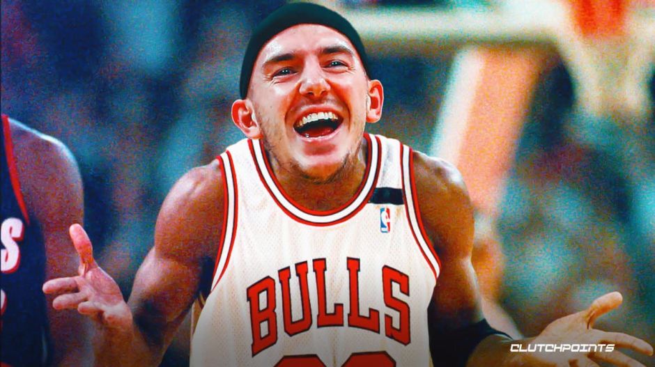 观看公牛队的亚历克斯卡鲁索在热火检查后用手指舔了舔迈克尔乔丹