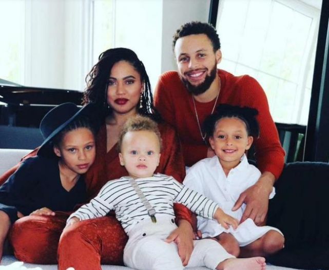 阿耶莎晒出库里父子怀抱fmvp西决mvp奖杯合照