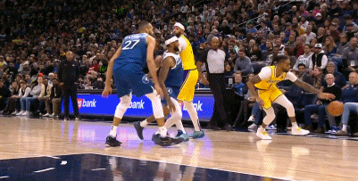 湖人111-118不敌森林狼吞下4连败_詹姆斯缺阵浓眉伤退 湖人负森林狼重回西部第9_NBA湖人客场对阵森林狼詹姆斯缺席浓眉哥31分