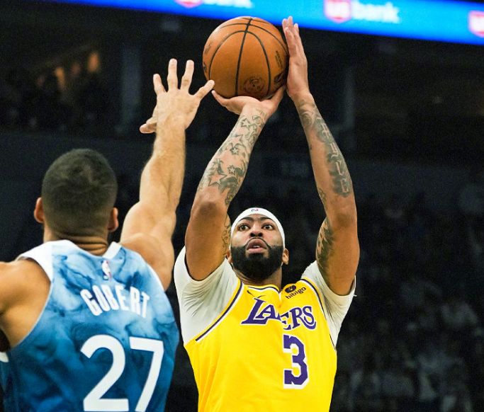 湖人111-118不敌森林狼吞下4连败_詹姆斯缺阵浓眉伤退 湖人负森林狼重回西部第9_NBA湖人客场对阵森林狼詹姆斯缺席浓眉哥31分