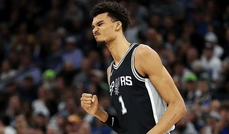 NBA常规赛：森林狼险胜马刺送勇士升第9 文班34+8丢扳平罚球