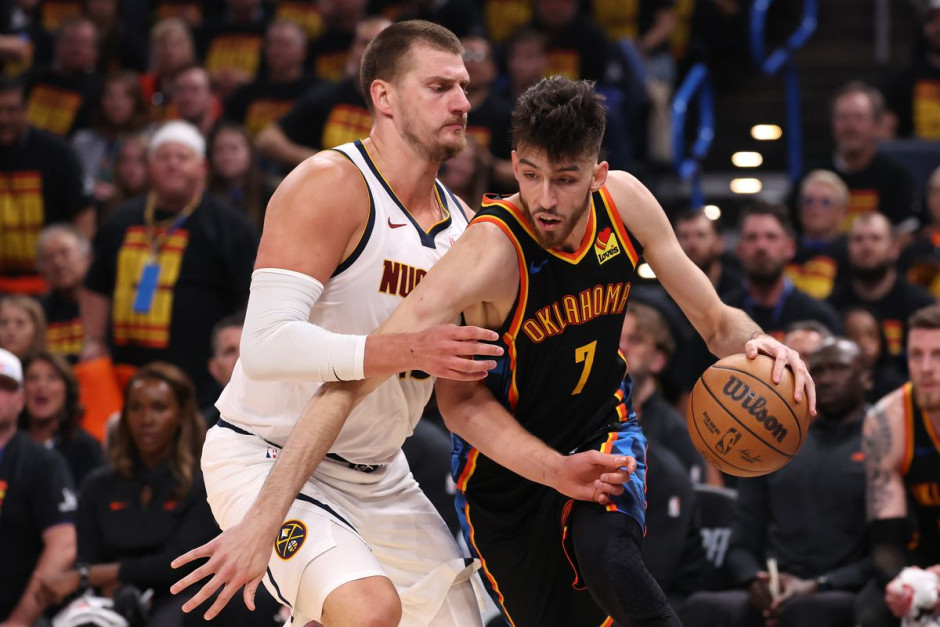 掘金大败雷霆情绪失控？前NBA球员直言：约基奇骑人动作犯规实在不太理智