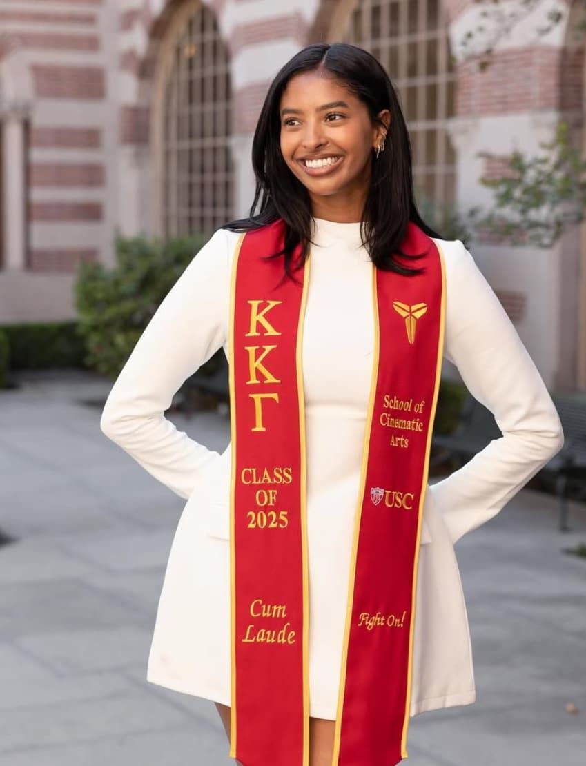 科比大女儿优等成绩大学毕业！一身白色礼服笑容灿烂 瓦妮莎开心晒照