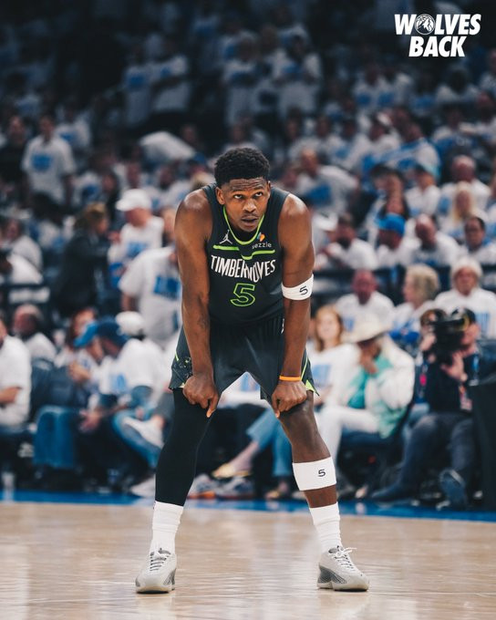 NBA季后赛西部决赛 华子表现低迷在替补席包头苦笑