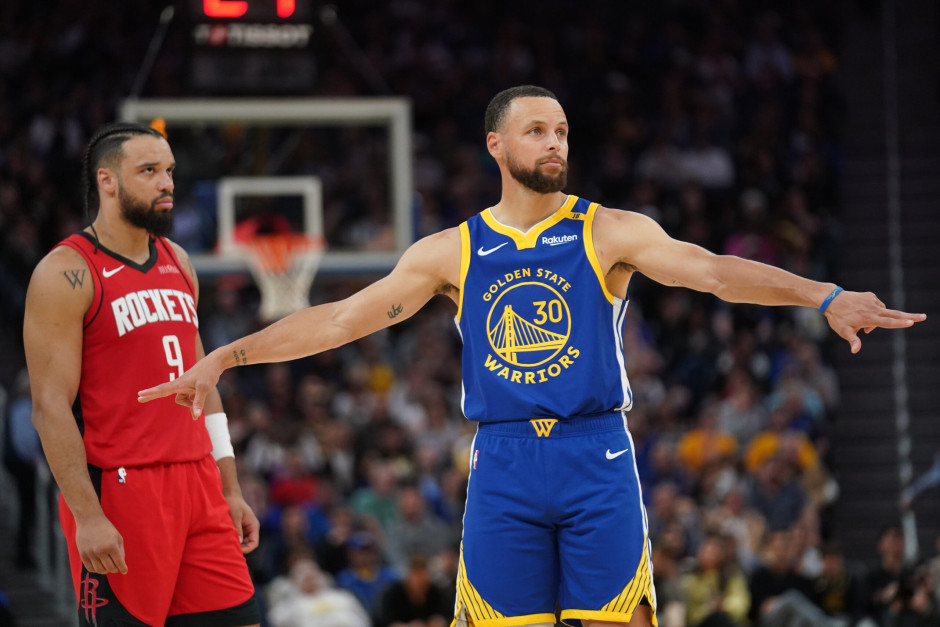 库里生涯第11次跻身NBA最佳阵容，追平了迈克尔乔丹，二人并列历史第十二位