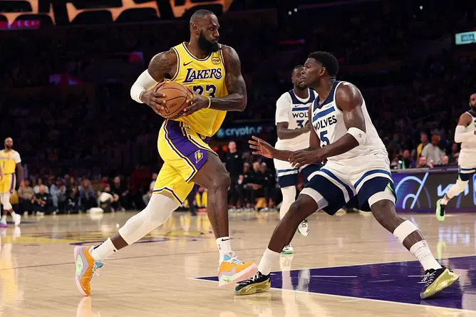詹姆斯在本赛季NBA常规赛最佳阵容评选中排名第七位，总得分289分！