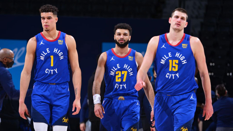 约基奇进入NBA以来从没有过一位在当赛季入选全明星、最佳防守阵容或最佳阵容的队友