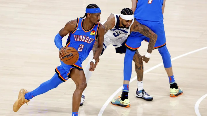 亚历山大成为了NBA历史上首位同时斩获常规赛MVP与分区决赛MVP的球员！