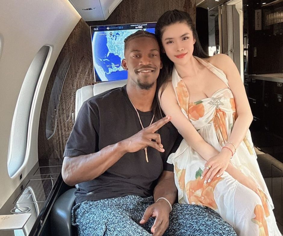 巴特勒亲密合影曝光！与美女牌手乘私人飞机出游 未来两年薪水1.1亿
