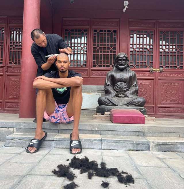 文班亚马剃度一幕曝光！一招一式专心习武 社媒配文是汉字少林寺