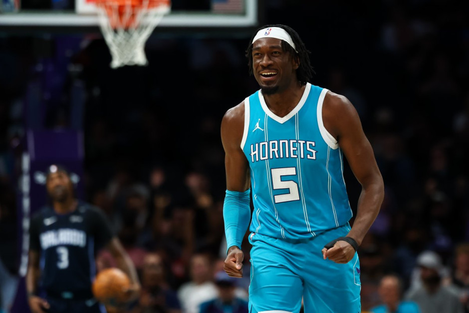 NBA最新交易 黄蜂得到两个首轮 太阳得到马克-威廉姆斯