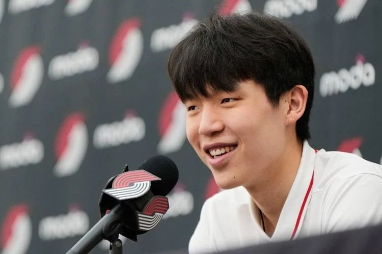 杨瀚森7月12日首秀战勇士！一句话接地气被美媒刷屏：他像我们一样