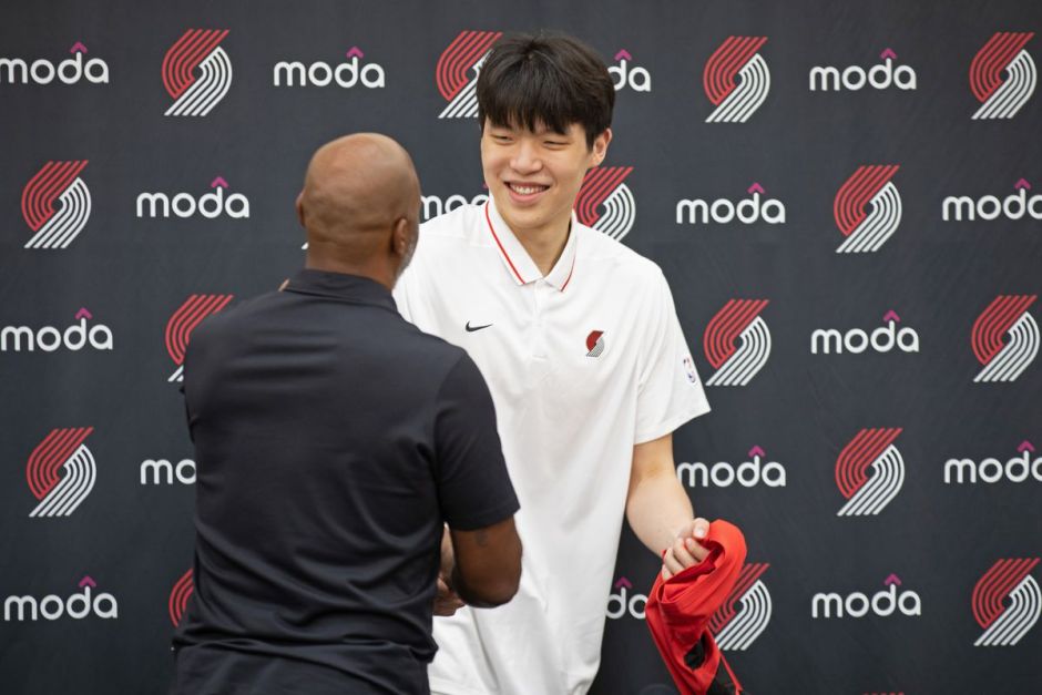 曝杨瀚森统治开拓者试训！获主帅称赞全场最佳 扣篮王之子很无奈