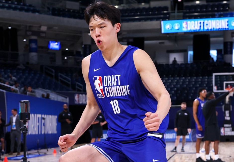 8255美元！杨瀚森联合试训球衣拍出高价 成交价仅次于状元弗拉格