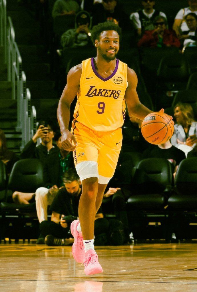 NBA夏联战报：湖人大胜喜忧参半 布朗尼复出高效 克内克特两战20中5持续梦游